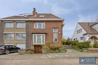 Square Estate presenteert u deze prachtige woning met 3 gevels, gelegen in een prachtige wijk van Wemmel, dicht bij alle voorzieningen.Deze...