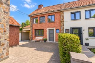 <p><span>Volledig gerenoveerde woning met 4 slaapkamers op ruim perceel van 1.037 m² in Sint-Niklaas</span></p><p><span>Op een rustige en aangename ligging in Sint-Niklaas bevindt zich deze volledig gerenoveerde woning met aanbouw, gelegen op een uitzonderlijk ruim perceel van maar liefst 1.037 m². De combinatie van een ruime woning, vier slaapkamers, een grote tuin en een uitstekende bereikbaarheid maakt dit een bijzonder interessante gezinswoning.</span></p><p><span>Bij het binnenkomen wordt u verwelkomd in een inkomhal die toegang geeft tot de verschillende leefruimtes. Vooraan bevindt zich een ruime voorplaats die naar eigen wens kan worden ingericht. Verder beschikt de gelijkvloerse verdieping over een apart toilet, een volledig ingerichte keuken voorzien van alle toestellen en een ruime living waar voldoende plaats is voor een comfortabele zithoek en eethoek. Dankzij de aanbouw beschikt de woning bovendien over extra leef- en gebruiksruimte. Aansluitend bevindt zich een praktische berging/wasplaats met toegang tot de bijzonder ruime tuin.</span></p><p><span>De eerste verdieping omvat maar liefst vier ruime slaapkamers, waardoor deze woning ideaal is voor gezinnen en bovendien heel wat mogelijkheden biedt voor een bureau, hobbyruimte of dressing. Daarnaast is er een volledig ingerichte badkamer.</span></p><p><span>De woning beschikt tevens over een ruime zolder die bereikbaar is vanuit de woning. Deze ruimte biedt nog heel wat extra mogelijkheden en kan, mits de nodige inrichting, perfect dienstdoen als bijkomende slaapkamer, hobbyruimte of polyvalente ruimte.</span></p><p><span>De woning werd volledig gerenoveerd en verkeert hierdoor in een instapklare staat. Met een EPC-label B en een conforme elektrische installatie zijn bovendien ook op energetisch en technisch vlak belangrijke troeven aanwezig.</span></p><p><span>Een absolute blikvanger is het grote perceel van 1.037 m², met een ruime tuin die volop mogelijkheden biedt voor gezinnen, ontspanning, spelende kinderen of liefhebbers van buitenruimte. Ook parkeergelegenheid vormt geen probleem dankzij de ruime mogelijkheden in de straat.</span></p><p><span>De woning is zeer rustig gelegen en bevindt zich toch op korte afstand van belangrijke invalswegen, waardoor zowel het centrum van Sint-Niklaas als de omliggende gemeenten vlot bereikbaar zijn.</span></p><p><span>Een ruime, volledig gerenoveerde woning met vier slaapkamers, extra mogelijkheden op zolder en een uitzonderlijk groot perceel. Een ideale gezinswoning voor wie ruimte, comfort en een rustige ligging wil combineren.</span></p><p><span> </span></p><p><span>Interesse? Neem contact op met Immo Twins voor meer informatie of een bezoek ter plaatse via 052/55.55.55 of </span><span><span>info@immotwins.be</span></span><span>.</span><span> </span></p><p><span>BEZOEKDAG OP 12/10/26 </span></p><p><span> </span></p><p><span> </span></p>