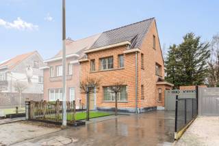 Instapklare, volledig gerenoveerde halfopen bebouwing in doodlopende straat te Nieuwkerken-Waas<br /><br />Welkom in deze prachtig gerenoveerde halfopen woning, rustig gelegen in een doodlopende straat in Nieuwkerken-Waas, met een uitstekende bereikbaarheid en alle voorzieningen vlakbij Sint-Niklaas.<br /><br />De ligging is een grote troef: op wandelafstand van het treinstation (verbindingen naar Gent en Antwerpen), met vlotte fietsverbinding en snelle aansluiting op E17 en E34. In de directe omgeving vind je supermarkten, bakkers, slager, frituren, apotheek, een shoppingcenter en het Provinciaal Domein De Ster voor sport en ontspanning.<br /><br />De woning biedt ca. 166 m² bewoonbare oppervlakte en werd volledig gerenoveerd met kwalitatieve materialen. Ze is instapklaar, energiezuinig (EPC B) en onderhoudsvriendelijk, zowel binnen als buiten.<br /><br />Via de inkomhal bereik je een praktische berging met aansluiting voor wasmachine en droogkast. Extra berging is voorzien in de kelder.<br /><br />De lichtrijke woonkamer met grote raampartijen sluit aan op de open, volledig uitgeruste keuken - ideaal om gezellig samen te koken en te genieten.<br /><br />Op de eerste verdieping bevinden zich twee slaapkamers en een badkamer. De tweede verdieping telt een derde slaapkamer met ingemaakte kasten.<br /><br />De onderhoudsvriendelijke tuin met vijver en terras vormt een extra troef. De vijver is momenteel veilig afgewerkt voor kinderen en huisdieren, maar kan aangepast worden of omgevormd tot zwemvijver.<br /><br />Verder beschikt de woning over een ruime aparte garage, een oprit voor twee à drie wagens en voldoende parkeergelegenheid in de straat.<br /><br />Ideaal voor wie comfortabel en zonder renovatiestress wil wonen op een strategische locatie.<br /><br />Beschikbaar begin oktober.