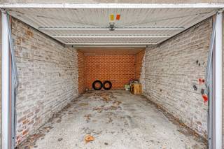 Deze garagebox (box 9) bevindt zich op een absolute topligging in het centrum van Leuven. In een buurt waar parkeergelegenheid bijzonder schaars is, vormt dit een uitstekende investerings- én gebruikskans.<br /><br />De garageboxen zijn achterin gelegen en maken deel uit van een verzorgd geheel van 18 garageboxen en 1 staanplaats. Ideaal voor wie een veilige en vlot bereikbare parkeer- of opslagruimte zoekt. De daken werden recent volledig vernieuwd. <br /><br />Interesse of meer informatie?<br />0474 386393<br />lotte@immogve.be
