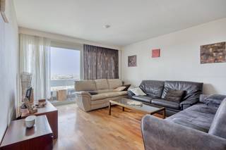 <p><span>Droomt u van wonen op hoogte met een schitterend vergezicht? Dan is dit appartement op de twaalfde verdieping van een verzorgd gebouw aan de Bosuil in Deurne beslist een bezoek waard!</span></p><p><span>Via de centrale inkomhal met vestiaire komt u binnen in de ruime en lichtrijke leefruimte. De gezellige living biedt directe toegang tot het terras, waar u elke dag kunt genieten van een adembenemend panoramisch zicht over de wijde omgeving.</span></p><p><span>Aansluitend bevindt zich de moderne, volledig uitgeruste keuken, die alle comfort biedt voor wie graag kookt voor vrienden en familie.</span></p><p><span>De nachthal geeft toegang tot twee volwaardige slaapkamers. Verder beschikt het appartement over een badkamer met ligbad en douchemogelijkheid, evenals een apart gastentoilet.</span></p><p><span>Als extra troef beschikt het appartement over een pirvate kelderberging, ideaal voor extra opslagruimte.</span></p><p><span>Bij het appartement is verplicht een autostaanplaats bij aan te kopen aan  19.000.</span></p><p><span>Het appartement is momenteel verhuurd, ideaal als investering of om er later zelf te gaan wonen.</span></p><p><span> </span></p><p><span>Bijzonderheden</span><span>:</span></p><p><span>EPC Energielabel C - 219 kwh/(m² jaar)</span></p><p><span>Geen renovatieplicht</span></p><p><span>De elektriciteit is conform</span></p><p><span>CV is gemeenschappelijk op gas</span></p><p><span>P-score: A</span></p><p><span>G-score: A</span></p>