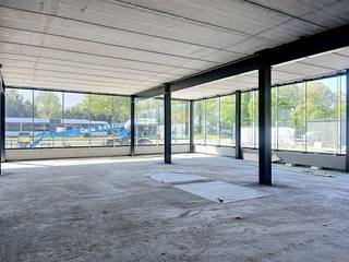 Deze commerciële ruimte (handelspand/showroom) te huur wordt casco aangeboden en bevindt zich op het gelijkvloers van een nieuwbouw pand aan...