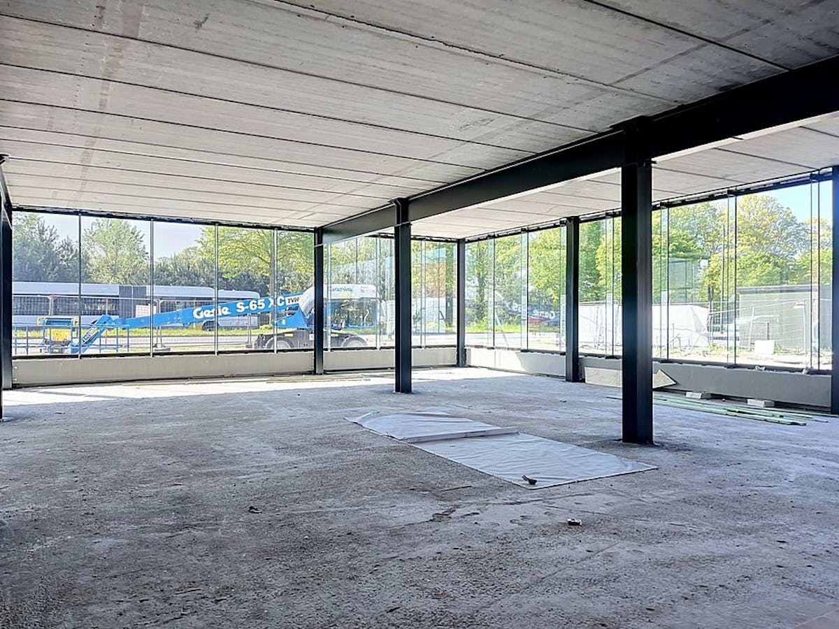 Spacious commercial building (935 m²) for rent in Ghent - photo 3