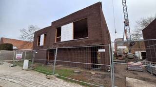 <strong>Halfopen nieuwbouwwoning te koop – Monica Vancloosterstraat, Roeselare (Beveren)</strong><br /><br />Deze moderne<strong> halfopen nieuwbouwwoning </strong>maakt deel uit van een stijlvol nieuwbouwproject in de rustige Monica Vancloosterstraat te Roeselare (Beveren).<br />Met een perceel van <strong>281 m²</strong> en een doordachte indeling biedt deze woning comfort, ruimte en energiezuinig woonplezier.<br /><br /><strong>Indeling gelijkvloers</strong><br />Via de inkomhal kom je binnen in de <strong>lichtrijke leefruimte met open keuken</strong>, ontworpen voor maximaal licht en een ruimtelijk gevoel. Aansluitend bevindt zich een <strong>grote berging van 9 m²</strong>, ideaal als voorraad- of wasruimte.<br />De woning beschikt verder over een <strong>tuinberging, carport, ruime oprit, terras</strong> en een aangelegde tuin — perfect om meteen zorgeloos te genieten van je nieuwe thuis.<br /><br /><strong>Indeling verdieping</strong><br />Op de bovenverdieping vind je een functionele <strong>nachthal</strong>, die ook de mogelijkheid biedt om een <strong>bureau of werkhoek</strong> te creëren.<br />Daarnaast zijn er <strong>drie slaapkamers</strong> (21 m², 12 m² en 12 m²) en een volledig uitgeruste badkamer met<strong> inloopdouche, ligbad en dubbel lavabomeubel</strong>. Een <strong>afzonderlijk toilet </strong>en bovenberging maken deze verdieping volledig.<br /><br /><strong>Energiezuinig &amp; modern</strong><br />Zoals de andere woningen in het project is ook deze woning <strong>energiezuinig </strong>(E-peil ≤ 30) en uitgerust met <strong>zonnepanelen</strong>, een <strong>warmtepomp </strong>en <strong>vloerverwarming</strong>.<br />Dankzij deze technieken geniet je van een laag energieverbruik en een toekomstgerichte woning.<br /><br /><strong>Topligging</strong><br />De woning ligt in een rustige, nieuwe woonomgeving in Beveren (Roeselare), met:
<ul>
	<li><strong>Snelle verbinding naar de E403</strong> (Brugge – Kortrijk)</li>
	<li><strong>Vlotte bereikbaarheid van het centrum van Roeselare</strong></li>
	<li>Winkels, scholen en sportfaciliteiten in de buurt</li>
	<li>Een kindvriendelijke woonomgeving met groene accenten</li>
</ul>
<br /><strong>Prijs: € 383.812 excl. kosten</strong><br /><strong>Perceel: 281 m²</strong><br /><br />* Foto's binnenzijde van een gelijkaardige woning *<br /><br />Neem contact voor een vrijblijvend bezoek via <strong>051 21 11 11</strong> of <strong>matias@imfiro.be</strong>