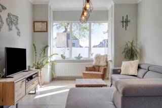 *** Kijkdag 12/07 tussen 14u - 16u *** OP AFSPRAAK *** Zeer energiezuinige en werkelijk instapklare woning te Aalst. De woonst is vlot bereikbaar...