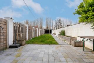 Ontdek deze verrassend ruime woning in Menen, ideaal voor wie op zoek is naar plaats, mogelijkheden en een aangename buitenomgeving.Bij het betreden...