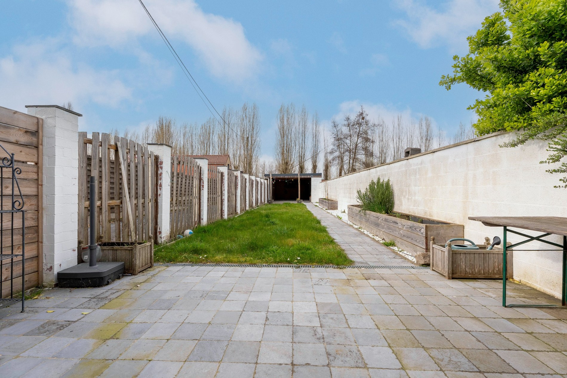 Ruime instapklare woning met uitweg, carport, tuin en studioruimte. - foto 2