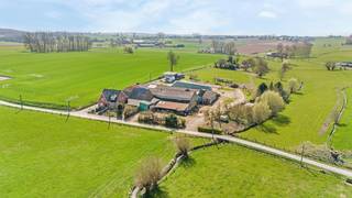 Gelegen ten midden van weiden en velden bieden wij u deze te renoveren hoeve aan te Bever. Een zeer solide woning als volgt ingedeeld:...