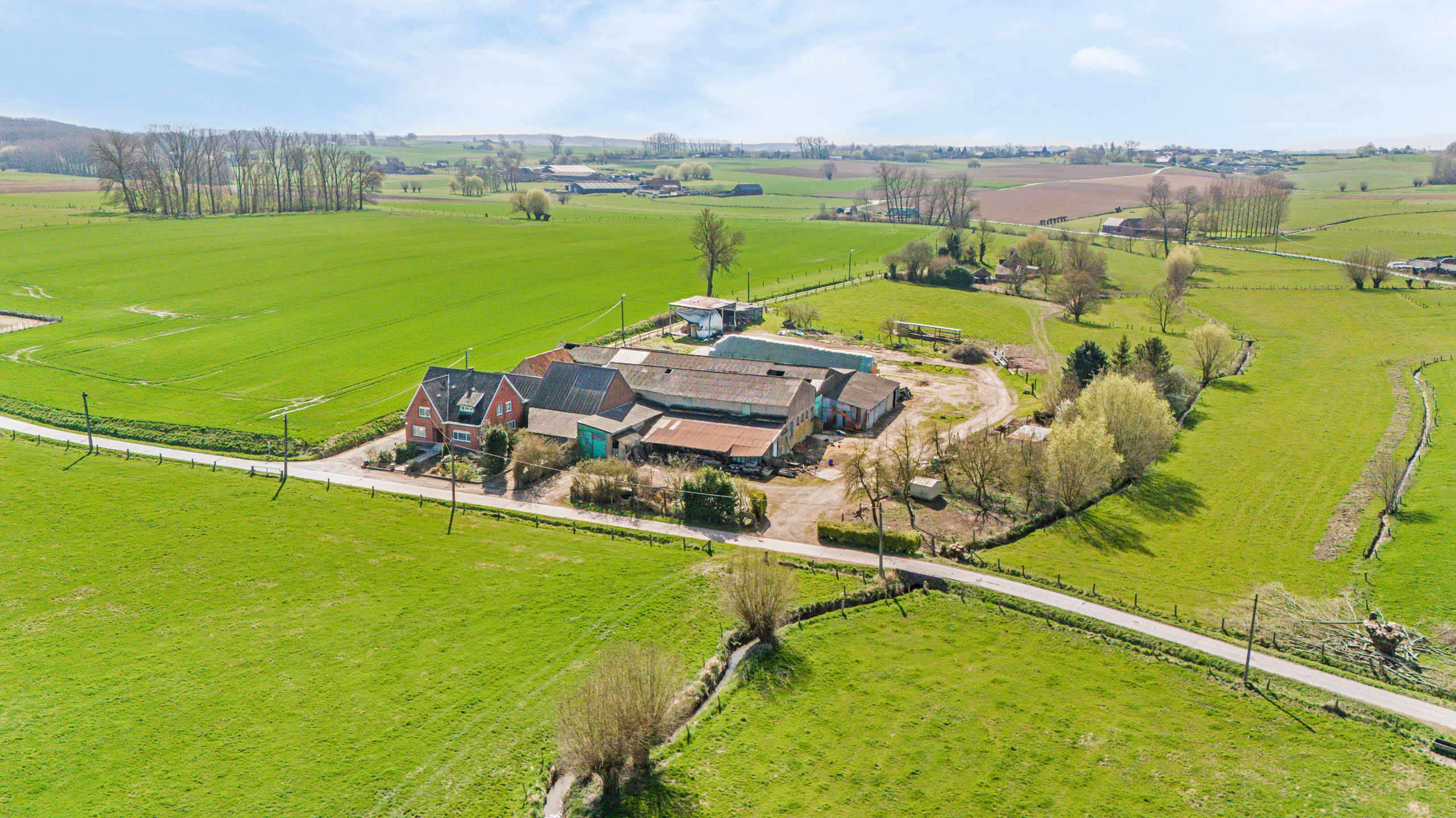 Hoeve met bijgebouwen op +-75 a - foto 1