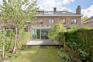 Deze energiezuinige woning is gelegen in de Louis Frarynlaan te Linkeroever, met een vlotte verbinding naar omliggende gemeenten en Antwerpen. <br /><br />Bij het betreden van de woning kom je in de inkomhal met apart gastentoilet. Verderdoor heb je de open leefruimte met veel lichtinval dankzij de lichtstraat en grote raampartijen met schuifraam. De keuken is uitgerust met alle nodige toestellen en vormt het hart van de woning. Via een verborgen kast krijg je toegang tot de droge kelder met nutsvoorzieningen.<br /><br />Op de eerste verdieping bevinden zich twee slaapkamers, de gezellige badkamer met douche én ligbad en lavabomeubel. Deze verdieping heeft ook nog een apart toilet die tevens kan dienen als extra bergruimte met aansluitingen voor een wasmachine. <br /><br />Een extra troef is de tweede verdieping, waar je een ruime, afgewerkte kamer terugvindt. Deze ruimte biedt heel wat mogelijkheden en kan bijvoorbeeld dienen als hobbyruimte, bureau of extra slaapkamer.<br /><br />Buiten geniet je van een tuin van maar liefst 70 m² met tuinhuis en bovendien een private achteruitweg. <br /><br />De woning is bovendien technisch volledig in orde en energiezuinig dankzij de zonnepanelen, thuisbatterij en conformverklaarde elektriciteit!<br /><br />Aarzel niet om ons te contacteren voor deze topper.