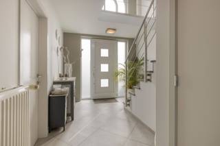 Op een rustige en gegeerde locatie in Genk bevindt zich deze prachtige, ruime woning die luxe, comfort en elegantie moeiteloos combineert.De woning...