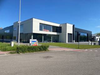Een unieke kans voor ondernemers, investeerders en visionaire projecten!<br /><br />Dit nieuw industrieel complex in moderne architectuur wordt aangeboden in casco (ruwbouw) staat, waardoor u maximale vrijheid geniet om de ruimtes volledig naar eigen wens in te richten.<br /><br />Belangrijkste troeven<br />Moderne en tijdloze architectuur<br />Hoogwaardige nieuwbouwconstructie<br />Casco oplevering voor maximale flexibiliteit<br />Geschikt voor opslag, productie, atelier, logistiek, showroom of kantooractiviteiten<br />Uitstekende bereikbaarheid en zichtlocatie<br />Ruime parkeermogelijkheden - 10 plaatsen - en functionele indeling<br /><br />Extra troef: multifunctionele eerste verdieping<br />De eerste verdieping biedt uitzonderlijke mogelijkheden en kan perfect ingericht worden als:<br /><br />Luxe showroom<br />Kantoren of coworkingruimte<br />Event- en seminarieruimte<br />Fitness- of wellnessconcept<br />Creatieve studio<br />Exclusieve loftwoning (onder voorbehoud van de nodige vergunningen)<br />Combinatie wonen en werken<br /><br />Afwerking op maat mogelijk<br />Wenst u een volledig afgewerkt project? Tegen meerprijs van (585.000 euro) kan het gebouw worden afgewerkt volgens uw wensen en activiteiten, van technische installaties en kantoren tot een complete turn-key oplevering. Deze is géén vereiste. Je kan het gebouw ook zelf afwerken.<br /><br />Een investering met toekomst<br />Dankzij de veelzijdige invulling, moderne uitstraling en uitbreidingsmogelijkheden vormt dit complex een uitzonderlijke opportuniteit voor wie ruimte zoekt om te ondernemen, te investeren of een uniek concept te realiseren. <br /><br />Uw bedrijfsruimte, showroom, eventlocatie of droomproject op een toplocatie nabij de E19!<br /><br />Bel vrijblijvend naar +32 477 30 85 59 of mail naar laila@immodor.be voor meer informatie, plannen of een bezoek ter plaatse.<br />Bouwen aan uw toekomst begint hier!
