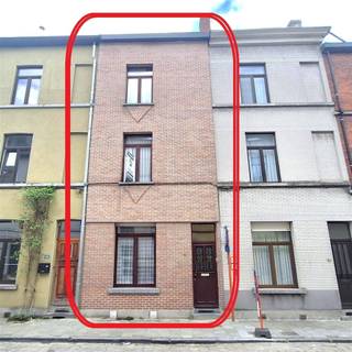 <p><span>RIJWONING met 4 (of evt. 5 ) slaapkamers.</span></p><p><span> </span></p><p><span>Deze woning ligt in de levendige wijk nabij het UZ Sint-Lucas, en Gent centrum.</span></p><p><span>U beschikt over +/- 140 m² bewoonbare oppervlakte (excl. zolder en kelder).</span></p><p><span>Het geheel is op te frissen, maar beschikt over potentieel om er jouw leuke stadswoning van te maken.</span></p><p><span>Het omvat:</span></p><p><span>OP HET GELIJKVLOERS:</span></p><ul><li><span>inkom</span></li><li><span>ruime leefruimte vooraan, overgand naar de open leefkeuken</span></li><li><span>aansluitend de badkmaer met dcoueh, enkele lavabo en WC</span></li><li><span>toegang tot de buitenruimte met nog een kleine berging</span></li></ul><p><span> </span></p><p><span>OP DE EERSTE VERDIEPING</span></p><ul><li><span>een grote en een kleinere (slaap-)kamer</span></li></ul><p><span> </span></p><p><span>OP DE TWEEDE VERDIEPING:</span></p><ul><li><span>zelfde indeling : een grote en een kleinere (slaap-)kamer</span></li></ul><p><span> </span></p><p><span>ZOLDER : </span></p><ul><li><span>mogelijkheid tot inrichten van extra kamers.</span></li></ul><p><span> </span></p><p><span>Tot slot is er nog een kleine kelder.</span></p><p><span>Ruime stadswoning, grondig op te frissen maar met mogelijkheden.</span></p><p><span> </span></p><p><span>Openbaar vervoer (bussen op 100 m. / tram op '10 min). Vlotte ligging op fietsafstand van het Centrum van Gent. Alle handel dichtbij.</span></p><p><span>Grondoppervlakte 82 m². Bewoonbare oppervlakte : +/- 140 m². </span></p><p><span> </span></p><p><span>Reeds een condenserende verwarmingsketel aanwezig en deels dubbel en deels hoogrendementsglas.</span></p><p><span>EPC waarde : 398 kWh/m³. Label D UC 3860412-RES-1. Geen renovatieverplichting.</span></p><p><span>Asbestveilig. Wche, Gvv, Gom, Vkr.</span></p><p><span> </span></p><p><span>Ligging Pand: Geraard Mercatorstraat 30 te 9000 GENT.</span></p><p><span>VRPR : € 345.000 € </span></p><p><span>Beschikbaar: bij akte</span></p><p><span> </span></p><p><span>Bezoek: enkel mogelijk na telefonisch afspraak via Immo-Eden - T 09 222 00 63</span></p><p><span> </span></p><p><span>Status van dit pand: bekijk de status van dit pand op onze website www.immo-eden.be. </span></p><p><span>De publicaties op Immo-eden.be worden regelmatig upgedate. Indien er een optie geafficheerd is, wil dit zeggen dat er momenteel geen bezoeken meer worden toegelaten vanwege een geïnteresseerde kandidaat huurder. U kan de status op het net verder opvolgen.</span></p><p><span> </span></p>