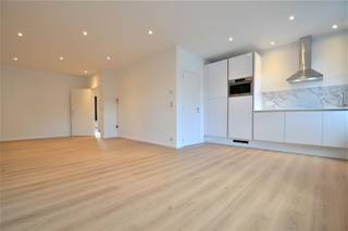 Compleet gerenoveerd appartement in hartje centrumDit instapklare appartement op de eerste verdieping (geen lift) werd recent volledig gerenoveerd en...