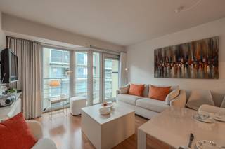 Ontdek deze gezellige studio te koop, uitstekend gelegen op de vierde verdieping van Residentie Zeezicht te Mariakerke - Oostende. Dit eigendom bevindt zich op een absolute toplocatie op enkele passen van de zeedijk, het strand, diverse winkels en het openbaar vervoer. Indeling:- inkomhal met mogelijkheid tot het uitklappen van twee enkele bedden (stapelbed)- lichtrijke leefruimte - open geïnstalleerde keuken uitgerust met spoeltafel, frigo met vriesvakje, microgolf en keramisch kookvuur- badkamer voorzien van een douche, badkamermeubel met spiegelkast en toilet- terras met een streepje zeezicht- privatieve berging op het gelijkvloersDe residentie zelf is perfect onderhouden en beschikt bovendien over eengemeenschappelijke fietsenberging. Een unieke troef is het gemeenschappelijke zwembad van de residentie, dat zorgt voor de perfecte verfrissing op warme zomerdagen. Troeven:- toplocatie vlakbij het strand- positieve elektrische keuring- gezellig terras - exclusieve toegang tot het gemeenschappelijke zwembad- inclusief berging op het gelijkvloers- gemeenschappelijke fietsenberging Heeft u interesse in deze prachtige studio te koop vlakbij zee? Contacteer ons voor een bezoek ter plaatse!Bestuursmaatregelen in het maatregelenregister: nee