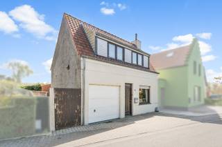Ontdek deze charmante woning met aangename tuin en garage, gelegen in het pittoreske Dudzele. De woning bevindt zich in een rustige, residentiële woonomgeving en ligt op korte afstand van zowel Brugge als Knokke-Heist.<br /><br />Indeling:<br />Inkom, leefruimte met eetplaats en zithoek, keuken, badkamer, slaapkamer, garage.<br /><br />Verdieping met nachthal en twee slaapkamers.<br /><br />Diepe tuin met toegang via zijpoortje.<br /><br />Onderworpen aan de renovatieverplichting van de Vlaamse overheid voor residentiële gebouwen.<br /><br />Bezoeken? Graag na afspraak met Avantimmo op het nummer 050 62 50 55