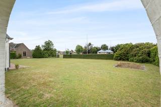 Op een uitstekende locatie langs de Koning Albertlaan in Maldegem bevindt zich deze statige, vrijstaande villa op een ruim perceel. Deze karaktervolle woning biedt een unieke kans voor wie op zoek is naar een ruime gezinswoning die volledig naar eigen smaak kan worden gerenoveerd.<br /><br />Bij het betreden van de woning valt meteen de royale leefruimte op, waar de grote raampartijen zorgen voor een overvloed aan natuurlijk licht en een mooi zicht op de tuin. Aansluitend bevindt zich de keuken, die eveneens uitkijkt op het perceel en tal van mogelijkheden biedt voor een hedendaagse herinrichting. De woning beschikt over drie volwaardige slaapkamers, een badkamer en een ruime inpandige garage. Bovendien werden reeds een deel van de ramen vernieuwd, wat een mooie eerste stap vormt binnen het renovatieverhaal.<br /><br />Buiten geniet u van een ruime, zonnige tuin die volledige privacy biedt en tal van mogelijkheden creëert voor gezinnen, tuinliefhebbers of wie graag buiten leeft. Dankzij de combinatie van een royale bewoonbare oppervlakte, een degelijk gebouwde constructie en een topligging vormt deze villa de ideale basis voor een stijlvolle renovatie.<br /><br />Bent u op zoek naar een karaktervolle villa met ruimte, potentieel en een uitstekende ligging in Maldegem? Dan is dit zonder twijfel een eigendom die u gezien moet hebben. Contacteer Louis Van Zele van Immo Francois Meetjesland vandaag nog voor meer informatie of een bezoek ter plaatse.<br /><br />