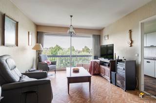 <p><span>Nieuwdreef 131 (2e verd.) - Merksem</span></p><p><span> </span></p><p><span>Te moderniseren appartement (80 m²) met 1 slaapkamer en 2 terrassen in Merksem</span></p><p><span>In de Nieuwdreef woon je centraal op een boogscheut van de Bredabaan en het Runcvoortpark. Dankzij de gunstige ligging geniet je hier van een uitstekende bereikbaarheid met het openbaar vervoer, het velo-deelsysteem en de wagen. Ook winkels, supermarkten en andere voorzieningen bevinden zich vlakbij.</span></p><p><span>Het appartement bevindt zich op de tweede verdieping van een verzorgd gebouw van 9 hoog. De verwarming is individueel op gas. Hoewel het appartement grotendeels te moderniseren is, beschikt het over een solide basis met een gunstige EPC-score B en reeds deels vernieuwde elektriciteit.</span></p><p><span>Via de veiligheidsdeur kom je binnen in de leefruimte van zo’n 28 m². Aansluitend bevindt zich de aparte keuken (8 m²) met basisuitrusting. Vooraan geniet je van een eerste terras met westoriëntatie, waar je heerlijk van de avondzon kan genieten.</span></p><p><span>De nachthal geeft toegang tot de badkamer (4 m²), een aparte wc en een praktische berging/wasplaats (3 m²). Ook is er nog een ingemaakte kast te vinden.</span></p><p><span>Aan de rustige achterzijde bevindt zich de ruime slaapkamer van 16 m². Vanuit deze kamer heb je toegang tot het tweede terras met oostoriëntatie, waar je geniet van een gunstig zicht op het Runcvoortpark.</span></p><p><span>Ben je op zoek naar een betaalbaar startersappartement dat je volledig naar eigen smaak kan moderniseren? Mis deze kans niet! Bewoonbare opp. 80 m² – ref.: bruto vloeropp. Voor meer info of een gratis schatting surf naar </span><span><span>www.hansimmo.be</span></span></p><p><span> </span></p>