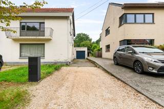 <p><span>Op een toplocatie gelegen, te renoveren halfopen bebouwing met drie slaapkamers, ruime garage en een verrassend diepe tuin.</span></p><p><span>De combinatie van de ligging in een doodlopende straat op wandelafstand van het gezellige centrum van Heide betekent dat winkels, horeca en openbaar vervoer (trein) zich vlakbij bevinden, waardoor men hier uitermate rustig woont zonder in te boeten aan bereikbaarheid en comfort.</span></p><p><span>Via de inkomhal met gastentoilet betreden we de woning, waarna we vervolgens in de leefruimte komen. Deze laatste biedt meer dan voldoende plaats voor een gezellige zithoek en een ruime eetkamer. Dankzij de grote raampartijen geniet deze ruimte bovendien van veel natuurlijk licht.</span></p><p><span>De open keuken is voorzien van heel wat kast- en werkbladruimte en de volgende uitrusting: kookvuur (gas), dampkap, spoelbak, combioven, koelkast en diepvriezer.</span></p><p><span>Achteraan vormt de veranda een mooie aanvulling op de leefruimte en zorgt deze tevens voor een directe verbinding met de tuin. Dit is een plek die gedurende verschillende seizoenen kan worden benut als extra eet-, speel-, werk- en/of ontspanningsruimte.</span></p><p><span>Op de eerste verdieping geeft de nachthal toegang tot drie volwaardige slaapkamers, respectievelijk 14,50m², 13,40m² en 9,60m², en de badkamer. Deze laatste is voorzien van een douche, een toilet en een lavabomeubel (enkel).</span></p><p><span>Een belangrijke troef is zonder twijfel de grote tuin. Hier is volop plaats voor spelende kinderen, tuinliefhebbers of gezellige momenten met familie en vrienden. Het groene karakter aan de achterzijde versterkt bovendien het aangename gevoel van rust en privacy. Ook het terras en de overdekte buitenruimte bieden bijkomende mogelijkheden.</span></p><p><span>Met de oprit en de ruime garage is er verder ook voldoende parkeergelegenheid op eigen terrein. De garage biedt bovendien ook heel wat extra opslagruimte.</span></p><p><span>De woning vraagt verdere renovatie, maar beschikt over een sterke basis, een praktische indeling en bijzonder veel potentieel (ook naar uitbreiding toe). Een interessante opportuniteit voor wie een gezinswoning volledig naar eigen smaak wil vormgeven, met als extra troef de combinatie van rustig wonen én de voorzieningen van Heide op wandelafstand.</span></p><p><span>Is uw interesse gewekt? Wel, dan hoor ik graag van U!</span></p>