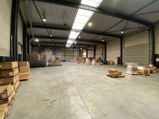 Warehouse with offices for rent in Waregem, 1 minute from the E17 slip road. The warehouse of +/- 1,270 m² has one sectional door, a free height of...