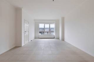 Dit lichtrijke appartement staat te koop op wandelafstand van het Harmoniepark aan de Grotesteenweg in Berchem. Op slechts enkele minuten vind je...