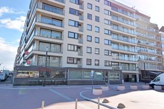 A LOUER: Bel appartement avec vue latérale sur mer, situé au centre sur la place du Phare<br /><br />Composition: hall d'entrée avec vestiaire et toilette invitée, séjour et coin repas lumineuse avec cuisine ouverte, donnant sur la terrasse ouest avec vue sur mer.<br />Chambre à coucher avec armoire encastrée et salle de douche attenante, 2ème chambre plus petite avec lits superposés et salle de douche, dans le séjour il y a une porte coulissante vers une 3ème chambre à coucher avec armoires encastrées et salle de douche attenante avec toilette.<br /><br />Charges communes: €100/mois.