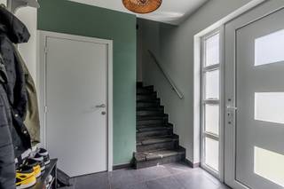 <p><span>Deze instapklare woning, gebouwd in 2010, bevindt zich op een perceel van 756 m² en biedt alle comfort. </span></p><p><span>Via de inkomhal kom je in de ruime, lichtrijke woonkamer met open keuken. Verder zijn er op deze verdieping een apart gasten toilet, een badkamer met ligbad én douche en een praktische berging.</span></p><p><span>De bovenverdieping telt drie zeer ruime slaapkamers, elk perfect geschikt voor een tweepersoonsbed én een grote kleerkast. </span></p><p><span>Daarnaast is er nog voldoende ruimte om een bureelhoek te creëren. </span></p><p><span>Verder vind je op deze verdieping een extra toilet. </span></p><p><span>Op de 2de verdieping een zéér ruime zolder, waar de mogelijkheid bestaat om twee bijkomende slaapkamers te maken.</span></p><p><span>De woning beschikt over een zeer grote, volledig omheinde tuin, ideaal voor gezinnen of liefhebbers van buitenruimte. </span></p><p><span>Een inpandige garage maakt het geheel compleet.</span></p><p><span> </span></p><p><span>De zeer gunstige EPC-waarde draagt bij aan lage energiekosten en een hoog wooncomfort.</span></p><p><span>Bovendien geniet je van een uitstekende ligging nabij de ring Lommel Mol Geel, waardoor je vlot in alle richtingen kan vertrekken.</span></p>