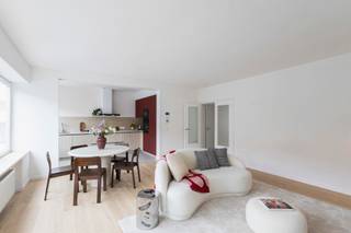 <p>Deze appartementen werden gerenoveerd met nieuwe: leidingen, vloeren, badkamer, keukens, … Er zijn 4 gelijkaardige appartementen te koop, waarbij u de accentkleur van uw keuken kunt kiezen én of u graag op de eerste of tweede verdieping wenst te wonen.</p>
<p>De appartementen zijn elk ingedeeld in:<br />Inkom, berging, apart toilet, badkamer met inloopdouche en lavabomeubel, leefruimte (met zithoek en eetplaats) en open keuken (met Bosch toestellen: kookplaat, dampkap, oven, microgolfoven, koelkast, diepvries, vaatwas en spoelzone). Verder vinden we er 2 ruime slaapkamers, waarvan 1 met eigen dressing.</p>
<p>De appartementen worden afzonderlijk verwarmd met gloednieuwe eigen centrale verwarmingsketel op aardgas. Aankoop staanplaats aan €15.000 . Upgrade mogelijk naar garagebox aan €35.000.</p>
<p>Absoluut pluspunt: de centrale ligging! Deze wordt gestaafd door de Mobiscore van 9/10.</p>
<p>Aarzel niet Bonne Vastgoed te contacteren voor meer info via 050/73.73.73 of info@bonnevastgoed.be</p>