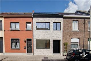 Volledig gerenoveerde, instapklare en energiezuinige rijwoning met 4 slaapkamers, 2 badkamers, zonnig terras, omheinde tuin en toegang achteraan...