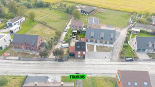 Op een rustige ligging, vlak bij het centrum van Handzame (Kortemark), vinden we deze ruime woning met vijf slaapkamers. De woning vraagt wat opfrissing, maar biedt heel wat potentieel voor wie op zoek is naar ruimte en comfort.<br /><br />Op het gelijkvloers bevindt zich een lichtrijke leefruimte met aansluitende open keuken. Vanuit de keuken is er directe toegang tot de tuin en de garage. Daarnaast is er nog een badkamer en een praktische berging aanwezig. Op de eerste verdieping zijn er twee ruime slaapkamers, waarvan één voorzien is van een dressing. Op de tweede verdieping zijn er nog drie extra slaapkamers.<br /><br />De woning beschikt momenteel over een EPC-label F, maar mits enkele gerichte aanpassingen val je buiten de renovatieverplichting.<br /><br />