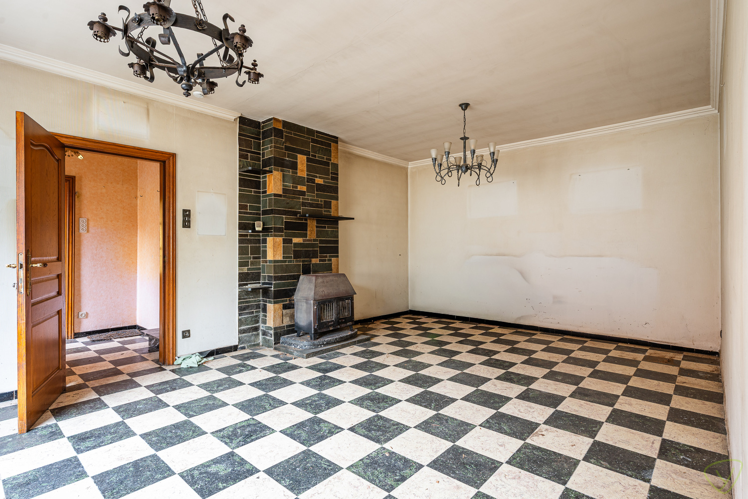 Ruime gezinswoning te koop in Eeklo met 3 slaapkamers met een ruime loods achteraan, die perfect voor een combinatie van comfortabel wonen en werken kan zijn. - foto 5