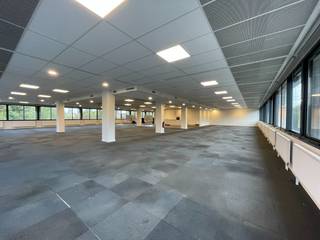 Kantoor van 1.188 m² gelegen op de eerste verdieping in 'The Office 03' gelegen aan de rand van Gent aan de oevers van de Schelde. Ligging: Vlakbij E17, E40 en R4, vlot bereikbaar vanuit Gentse binnenstad, invalswegen en station en tal van mogelijkheden met openbaar vervoer.<br />Er zijn kantoren beschikbaar vanaf 204 m² tot 1188m². Dit gebouw bestaat uit een architectonische betonnen gevel, zonwerend isolerende beglazing, aangename vrij hoogte van 2,5m tot 2,7m, verlaagd plafond met inbouw armaturen, tapijttegels, sanitair H/D, cv op gas, koelbalken, mechanisch ventilatie, toegans- en badgecontrole mogelijk.<br />Parking: mogelijkheid tot huren van ondergrondse en/of bovengrondse parkeerplaatsen.<br />Wenst u een informatiebrochure? Geef dan gerust een seintje.<br />BEZOEKJE WAARD !!