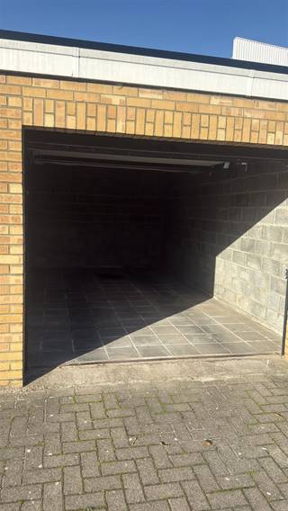 Deze garage is gelegen in Roeselare en is vlot bereikbaar.De garage beschikt over een betegelde vloer en een afsluitbare garagepoort. Geschikt voor het parkeren van een wagen, motor of als extra opslagruimte.Huurprijs: € 90 per maand.Voor meer informatie of een bezoek kunt u contact opnemen met ons kantoor. 056 96 08 00 - info@property-vastgoed.be