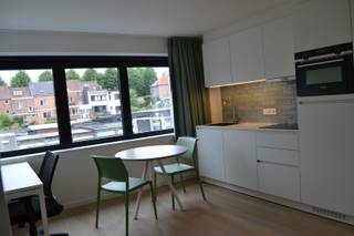 Deze kleinschalige residentie "Den Borgh" heeft 7 ingerichte studio's te midden van de levendige Leuvense binnenstad. De studio bevindt zich op 1ste verdieping en is voorzien van een leefruimte met opklapbed (zonder matras), bureau met bureaustoel, kleerkast, ontbijthoekje met tafel en stoelen, kitchenette met kookplaat, koelkast, vaatwasmachine, combi-oven, ledverlichting, ingewerkte lavabo, badkamer met douche en toilet, Panasonic unit (verwarming/koeling/airco). Het gebouw is tevens voorzien van een gemeenschappelijke berging en fietsenstalling. Beschikbaar vanaf 01/03/2026 . Maandelijkse kosten bedragen € 140. Voor meer informatie en/of het maken van een afspraak: patrik@ampvastgoed.be en/of 0465/00.40.45 of 0465.00.40.44 ga gerust ook een kijkje nemen op onze website ; www.ampvastgoed.be 
