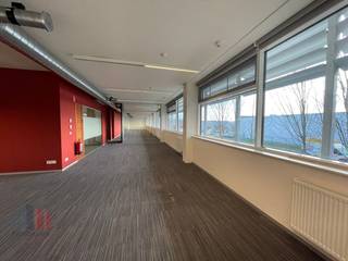 Instapklare kantoorruimte met een oppervlakte van 363 m² te huur op amper 750 m van de Knokkebaan met een onmiddellijke verbinding naar het op-...