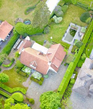 <span>PLAN UW BEZOEK VIA VOLGENDE LINK: https://listed.mijnhuurprofiel.be/whise/7561176<br /><br />Wilt u rustig wonen in één en al groen?</span><br /><span>Deze villa geniet van prachtige verzichten op weiland met paarden.</span><br /><br /><span>Deze woning biedt naast veel comfort, ook veel ruimte zowel binnen als buiten de woonst.</span><br /><span>Eerst komen we in de inkomhal terecht welke plaats maakt voor een gastentoilet.</span><br /><br /><span>Vervolgens wordt u warm ontvangen in de leefruimte, welke voorzien is van een gashaard.</span><br /><span>Aansluitend de eetkamer welke in verbinding staat met de volledige uitgeruste keuken.</span><br /><br /><span>De ruime woon- en eetkamer hebben meerdere opengaande deuren naar het zonnige terras. Heerlijk genieten in een prachtige aangelegde tuin.</span><br /><br /><span>De gelijkvloerse verdieping maakt ook nog plaats voor een bureel en een aparte TV kamer.</span><br /><br /><span>De slaapvertrekken bevinden zich op de eerste verdieping.</span><br /><br /><span>Zo vinden we eerst de masterbedroom met dressing en ensuite badkamer terug.</span><br /><span>Deze badkamer is ingericht met een dubbele wastafel, bad, douche en inloopdouche.</span><br /><br /><span>Verder vinden we nog 3 slaapkamers terug, welke een badkamer delen.</span><br /><span>Deze douchekamer is voorzien van een enkele wastafel en een douche.</span><br /><span>Ook hier vinden we opnieuw ontzettend veel ingemaakte kasten terug.</span><br /><span>De nachthal maakt tevens plaats voor een apart toilet.</span><br /><br /><span>Extra opbergruimte nodig?</span><br /><span>De zolder is ideaal te gebruiken als opbergruimte.</span><br /><span>Wanneer de inpandige garage u hier ook bij kan helpen, plek genoeg!</span><br /><br /><span>Een prachtige woning op een schitterende locatie.</span><br /><br /><span>Voor een bezoek contacteer LISTED vandaag: +32 3 283 51 51.</span>