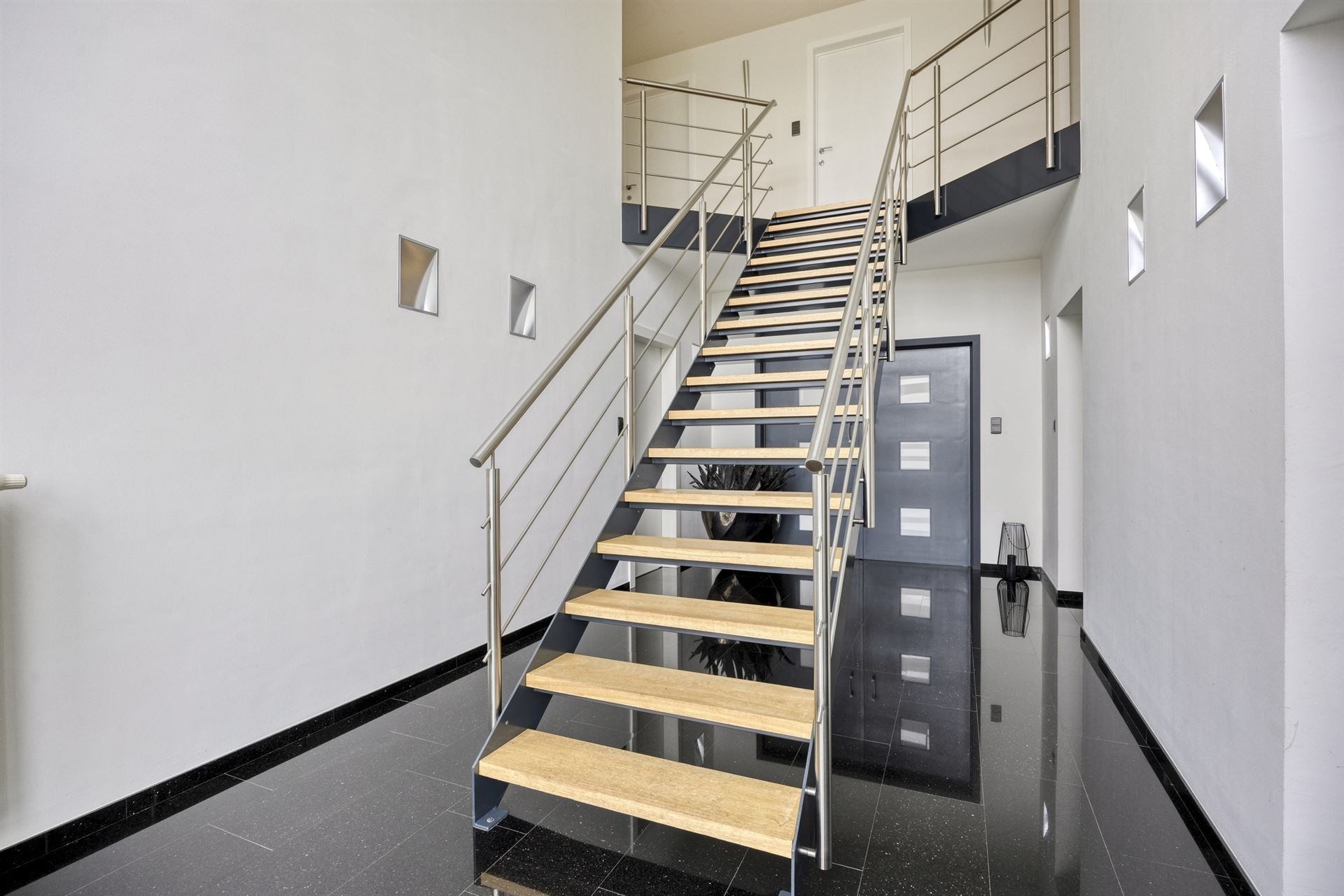 Ruime gezinswoning met 4 slaapkamers en 2 badkamers - foto 5