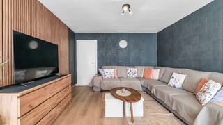<p><span>Ontdek dit gezellige gelijkvloersappartement op de grens van Lanaken en Maastricht, waar een vernieuwde keuken, vernieuwde badkamer en gemoderniseerde leefruimte zorgen voor een frisse, eigentijdse uitstraling. Met twee ruime slaapkamers en een privatieve garage biedt het appartement een fijne combinatie van comfort en praktisch woonplezier. Winkels en dagelijkse voorzieningen bevinden zich in de directe omgeving, terwijl hartje Maastricht op fietsafstand ligt. Ook natuurliefhebbers komen hier aan hun trekken: op slechts 500 meter liggen de oevers van de Maas, met mooie fiets- en wandelmogelijkheden in de buurt.<br /><br /></span></p>
<p><span>Via de inkomhal bereikt u de verschillende vertrekken van het appartement. De ruime, gemoderniseerde leefruimte vormt het gezellige hart van de woning. Hier is voldoende plaats voor een comfortabele zithoek en een volwaardige eetruimte, ideaal om tot rust te komen of vrienden en familie te ontvangen. De aansluitende, vernieuwde keuken geeft het geheel een hedendaagse uitstraling en maakt het dagelijkse wooncomfort compleet.<br /><br /></span></p>
<p><span>Het appartement beschikt over twee ruime slaapkamers met een aangename lichtinval. Of u nu een extra slaapkamer, een thuiskantoor of een hobbyruimte zoekt: de tweede kamer biedt verschillende mogelijkheden. Ook de badkamer werd vernieuwd, waardoor u hier geniet van een frisse afwerking.<br /><br /></span></p>
<p><span>Een belangrijke extra troef is de privatieve garage. Naast een eigen parkeerplaats biedt deze ruimte voor fietsen, gereedschap en andere spullen. Een praktische meerwaarde op deze locatie, vlak bij Maastricht.<br /><br /></span></p>
<p><span>Met een bewoonbare oppervlakte van 79 m² en alle vertrekken op het gelijkvloers is dit appartement een aantrekkelijke keuze voor wie comfortabel wil wonen met zowel de stad als de natuur dichtbij.<br /><br /><br />Ook voor investeerders is dit appartement een interessante opportuniteit: het is momenteel verhuurd voor € 995 per maand en genereert dus al huurinkomsten.<br /><br /></span></p>
<p><span>Wilt u zelf de vernieuwde ruimtes en de gunstige ligging ontdekken? Contacteer ImmoFusion en plan uw bezichtiging!<br /><br /></span></p>
<p><span>Bij ImmoFusion 7/7 “open huis”: klik op onze 3D-tour en ervaar het appartement alsof u er zelf doorloopt.<br /><br /></span></p>
<p><span>PLUSPUNTEN:</span></p>
<ul>
<li><span>Vernieuwde keuken en badkamer</span></li>
<li><span>Gemoderniseerde, ruime leefruimte</span></li>
<li><span>Twee ruime slaapkamers</span></li>
<li><span>Privatieve garage met extra opbergruimte</span></li>
<li><span>Bewoonbare oppervlakte van 79 m²</span></li>
<li><span>Volledig gelijkvloers</span></li>
<li><span>Op fietsafstand van hartje Maastricht</span></li>
<li><span>Nabij de Maas en mooie fiets- en wandelroutes</span></li>
<li><span>Dagelijkse voorzieningen in de directe omgeving</span></li>
</ul>
<p><span><br />EXTRA:</span></p>
<ul>
<li><span>Kadastraal inkomen: € 862</span></li>
<li><span>Verwarming: elektrisch</span></li>
<li><span>Ramen: PVC met dubbele beglazing</span></li>
<li><span>EPC: F (renovatieplichtig) </span></li>
</ul>
<p></p>