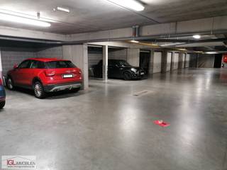 Emplacement de 5,30m x 3,10 m au niveau -1 d'un immeuble récent. 