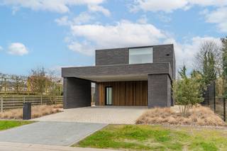 Deze nieuwbouwwoning is gelegen in een doodlopende straat in het centrum van Dessel.<br /><br />Op het gelijkvloers bestaat deze energiezuinige woning uit een lichtrijke woonruimte met een open keuken en kookeiland. Verder is er een apart toilet en inkomhal met een volledige kastenwand.<br />Op het eerste verdiep zijn er 3 ruime slaapkamers, een apart toilet en een badkamer met douche en dubbele lavabo.<br /><br />In de kelder is er een ruimte voor het wasmachine en droogkast.<br /><br />Twee auto's kan u parkeren onder de carport voor de woning en in de tuin is er een tuin/fietsenberging.