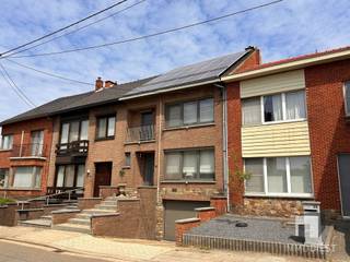 <p><span>Comfortabel wonen nabij het centrum van Diest? Van harte welkom in deze zonnige woning met tuin.<br />Dankzij de centrale ligging bereikt u de winkels, scholen, Halve Maan, centrum op minder dan 5 min. met de fiets.</span></p><p><span>De woning beschikt over 3 kamers, een kelder met extra kamer en veel opbergruimte, een zolderverdieping met extra mogelijkheden en een mooie tuin met 2 overdekte terrassen. <br />Sowieso een interessante woning voor gezinnen, koppels en zij die op zoek zijn naar 'niet teveel werk aan de woning'.</span></p><p><span>INDELING:</span><span><br />GELIJKVLOERS:<br />- toffe inkomhal met een karaktervolle houten trap en charmante dubbele glazen deur<br />- (eerste) toilet<br />- woonkamer met pelletkachel, grote ramen en schuifraam richting overdekt terras<br />- keuken met toegang naar de tuin en het terras <br />- overdekt terras, een gezellige plek om buiten te zitten, zowel op zonnige dagen als bij minder goed weer.</span></p><p><span>VERDIEPING 1:<br />- 3 slaapkamers (met elektrische rolluiken)<br />- badkamer met lavabo, douche en 2de toilet<br />- nachthal met trap naar zolder</span></p><p><span>ZOLDER:<br />- de zolderruimte is deels ingericht als bureau en extra kamer, deels als stockage. Hierdoor biedt de woning heel wat mogelijkheden voor wie nood heeft aan extra plaats of flexibel in te richten ruimtes.<br /><br />GARAGE EN KELDER:<br />- voorraadkamer <br />- praktische was- en stookplaats<br />- extra kamer (muziek, hobby, fietsen of als stockage te gebruiken)<br />- garage met automatische sectionaalpoort</span></p><p><span>De tuin is volledig omheind en biedt verschillende mogelijkheden voor wie graag buiten leeft, tuiniert of extra buitenruimte wenst. Achteraan bevindt zich bovendien een aangename overdekte zithoek met tuinberging. Ideaal om in alle rust te genieten of een pijltje te gooien. </span></p><p><span>EXTRA TROEVEN:</span><span><br />· Gezinswoning met mogelijkheden qua ruimte (kamers) en stockage (kelder, zolder, tuinhuis)<br />· Aangename tuin met 2 overdekte terrassen<br />· 24 zonnepanelen aanwezig mét certificatenopbrengst (270 Euro/certificaat). Gemiddeld 4 à 5 certificaten per jaar (= +/- 1.080 à 1.350 Euro/jaar, afhankelijk van de zonne-opbrengst én dat tot december 2031).<br />· Centrale ligging nabij winkels, scholen, Halve Maan, oprit Halen E314<br />· Interessant voor gezinnen, koppels of wie extra ruimte zoekt<br />· Elektriciteit = conform tot 2051 (= besparing van 5.000 à 7.000 Euro)<br />· De woning is asbestveilig</span></p><p><span>Kortom, een fijne thuis op een vlot bereikbare locatie in Diest.</span></p><p><span>Wenst u meer info of een bezoek? Aarzel niet en bel Immo Diest: 013 31 25 22.<br />In afwachting van uw bezoek kan u alvast de virtuele tour bekijken.</span></p>