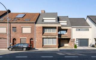 <p>Deze<strong> uitzonderlijke wonin</strong>g met een bewoonbare oppervlakte van 440m² werd ontworpen rond een centraal volume waarin de lift is ondergebracht. Dankzij deze doordachte indeling geniet de woning van een logische circulatie, veel lichtinval en een bijzonder ruimtelijk gevoel. Bovendien biedt de combinatie van een volwaardige privéwoning met een volledig geïntegreerde kantoorruimte tal van mogelijkheden voor vrije beroepen, zelfstandigen of gezinnen die wonen en werken willen combineren of om in te richten als een <strong>kangoeroewoning. </strong><br />Het gelijkvloers is functioneel ingedeeld. De kantoorruimte beschikt over een eigen inkom, aangevuld met een archiefruimte, terwijl ook de privéwoning een afzonderlijke toegang heeft.<br />Daarnaast bevindt zich op deze verdieping een extra casco leefruimte die perfect kan worden ingericht als tv-kamer, hobbyruimte, praktijkruimte of als uitbreiding van het kantoor. Dankzij de kamerhoge raampartijen geniet deze ruimte van een prachtig zicht op de zonnige tuin en een aangename natuurlijke lichtinval.<br />De garage biedt niet alleen plaats aan minstens 2 wagens, maar geeft tevens rechtstreeks toegang tot de tuin. Deze buitenruimte kan desgewenst ook als bijkomende parkeergelegenheid worden ingericht.<br /><strong>Eerste verdieping</strong><br />Via de centrale hal met vestiaire en gastentoilet bereikt u de leefverdieping.<br />Aan de achterzijde bevindt zich de royale leefruimte, die uitgeeft op een ruim, zuidgericht terras waar u de hele dag van de zon kunt genieten. Aan de voorzijde bevindt zich een extra salon, leeskamer of speelkamer, die aansluit op de ruime leefkeuken. Vanuit de keuken heeft u toegang tot een gezellig balkon.<br /><strong>Tweede verdieping</strong><br />De slaapverdieping omvat een comfortabele master bedroom met een ensuite badkamer. Daarnaast bevinden zich nog drie bijkomende slaapkamers.<br />Twee slaapkamers worden gescheiden door een badkamer met douche en lavabo. Eén van deze kamers beschikt bovendien over een eigen balkon. Verder is er nog een logeerkamer met balkon, een apart toilet en een praktische wasruimte.<br /><strong>Zolderverdieping</strong><br />De volledig geïsoleerde zolderverdieping biedt nog heel wat extra mogelijkheden en beschikt bovendien over een sfeervolle patio, die zorgt voor extra licht en een aangename buitenbeleving.<br />De woning is volledig onderkelderd en biedt hierdoor een overvloed aan bergruimte en praktische mogelijkheden.<br />Deze exclusieve woning combineert tijdloze architectuur, uitzonderlijke volumes en een uiterst flexibele indeling. Een ideale eigendom voor wie op zoek is naar een prestigieuze gezinswoning met geïntegreerde kantoor- of praktijkruimte, zonder in te boeten aan comfort, privacy of woonkwaliteit.</p>
