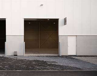 <p><span>Deze loods is gelegen op de volledig nieuwe Piepelboom site.  Dit is de rechtse loods op de foto.  Huurprijs bedraagt 1.365 EUR per maand voor een oppervlakte van 182m².</span></p><p><span>De poort die op afstandsbediening werkt heeft een breedte van 4 meter.  De vloer is volledig in gepolijste beton.  Verlichting is aanwezig.</span></p><p><span>Deze loods heeft een strategische ligging  pal in de industriezone en vlak bij de E40 richting Brussel en Luik.</span></p><p><span>De loods A1 (rechts op de foto) heeft een vloeroppervlakte van 182m².</span></p><p><span>Alle units in bedrijvenpark Piepelboom zijn uitgerust met een regenwaterput van 5.000 liter, private parkeerplaatsen met voorzieningen voor laadinfrastructuur en waterdoorlatende verharding.</span></p><p><span>Het terrein is volledig aardgasvrij, met maximale ontharding, veel groen en een waterloop. Een omgeving die niet alleen duurzaam is, maar ook aangenaam  zelfs om te lunchen aan de picknicktafels.</span></p><p><span> </span></p><p><span> </span></p>