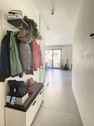 <p>Dit prachtige BEN-appartement bevindt zich op een uiterst centrale ligging in Welle. De ligging is meteen één van de grote troeven: openbaar vervoer, scholen, winkels en belangrijke invalswegen richting Aalst en Ninove bevinden zich allemaal in de nabije omgeving.</p><p>Bij het betreden van het appartement komen we terecht in de inkomhal, die toegang geeft tot de ruime en lichtrijke leefruimte. Aansluitend bevindt zich de volledig geïnstalleerde keuken. Vanuit de leefruimte is er bovendien rechtstreekse toegang tot het gezellige terras, waar het aangenaam vertoeven is.</p><p></p><p>Verder beschikt het appartement over twee ruime slaapkamers, een moderne badkamer met inloopdouche, dubbele lavabo en toilet, alsook een apart gastentoilet. Extra comfort is gegarandeerd dankzij de staanplaats en bijkomende bergruimte in de ondergrondse garage. Recht tegenover het gebouw bevindt zich bovendien een ruime parking, wat een extra praktische troef vormt.</p><p>Dit energiezuinige BEN-appartement combineert modern wooncomfort met een uitstekende ligging en is ideaal voor wie centraal, comfortabel en zorgeloos wil wonen.</p><p></p><p><strong>Huurprijs:</strong> €925 + €65 kosten<br /><strong>Beschikbaarheid:</strong> bespreekbaar</p>