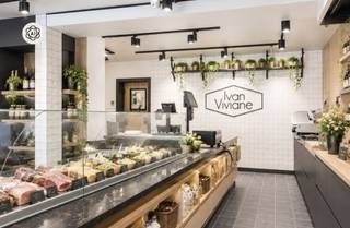 Mooi recent vernieuwde handelszaak met woonst (4 slk en terras), en handige grote garage (ideaal voor laden en lossen). Centrale commerciële ligging. INDELING: recent vernieuwde slagerij, extra keuken, berging en opslag, kelder. Handige achterliggende garage. Woning bestande uit de leefruimte, keuken, toilet, badkamer en 4 slaapkamers. Leuk aangenaam zonneterras. IDEAAL voor zelfstandige. Bezoek na afspraak met Immo Beguin: arne@immobeguin.be