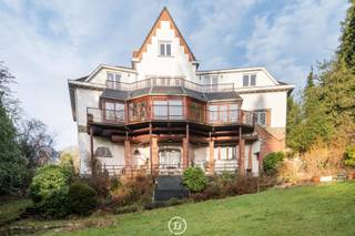 Centraal gelegen in Kraainem, biedt deze prachtige ambassadewoning, gebouwd in 1946, een uitzonderlijk potentieel voor wie wonen en werken...