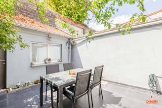 Bij het betreden van de woning komt u in de inkomhal, die toegang biedt tot een gezellige woonkamer en aansluitend de keuken. Achteraan is er...