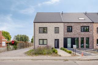 [[ DIT PAND NEEMT DEEL AAN DE ERA OPEN HUIZEN DAG OP 6/12 VAN 11:00 TOT 12:00 ]]
<span><span><span><strong><u>BEN-woning met drie slaapkamers in Koningshooikt</u></strong></span></span></span><br /><span><span><span>Deze BEN woning betreed je via de inkomhal met vestiaire en gastentoilet met handenwasser. U loopt door naar een ruime leefruimte en eetkamer met veel lichtinval dankzij de grote ramen die uitkijken op de aangelegde tuin met tuinhuis. De open keuken is voorzien van alle nodige toestellen; oven, microgolfoven, inductiekookplaat, dampkap en koelkast. Aansluitend aan de keuken bevindt zich een wasplaats/extra bergruimte.</span></span></span><br /><span><span><span>Op de eerste verdieping bevindt zich de badkamer met douche, dubbele wastafel in meubel en toilet. Er zijn drie slaapkamers aanwezig waarvan één met aansluitend een dressing. </span></span></span><span><span><span>De ruime zolder is nog niet volledig afgewerkt maar biedt nog tal van mogelijkheden.</span></span></span><br /><span><span><span><u>Bijzonderheden:</u></span></span></span><br /><span><span><span>- BEN woning</span></span></span><br /><span><span><span>- Instapklaar</span></span></span><br /><span><span><span>- Zuid-Oost gerichte tuin</span></span></span><br /><span><span><span>- Verkoop onder registratierecht (2% enige eigen woning)</span></span></span>