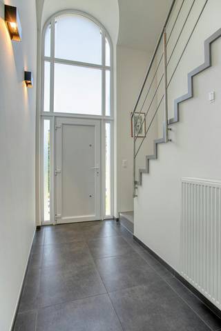 Looking for a ready-to-move-in home in a quiet but very well located location? This well-maintained open building from 2011 offers approximately 170 m² of living comfort on a 544 m² plot and combines space, light and contemporary comfort.<br /><br />Thanks to large double-glazed windows, the spacious living room and open kitchen enjoy pleasant light and a beautiful view of the south-west-facing, maintenance-friendly garden. The garden has a beautiful terrace and garden house, is fully enclosed with a convenient side gate. Thanks to the favorable orientation, you can fully enjoy the sun.<br /><br />The house has 3 spacious bedrooms with wireless solar shutters, and a spacious bathroom with bath, walk-in shower, double sink and toilet. Furthermore: an indoor garage, storage room, guest toilet and attic.<br /><br />At the end of 2020, the house inside was completely repainted and provided with fleece wallpaper, giving it a fresh and well-kept look.<br /><br />With an EPC label B (135 kWh/m²), gas central heating, air conditioning, an approved charging station and three-phase grid connection, a lot has also been thought of when it comes to comfort and energy. The saddle roof offers excellent opportunities for solar panels.<br /><br />The location is a real asset: quiet and child-friendly, with schools, shops and the center nearby and a smooth connection to the E17. This way, you can combine quiet living with excellent accessibility.<br /><br />A well-maintained and energy-efficient home in a prime location, ready to welcome new residents.<br /><br />You can consult Dewaele DIY's general terms and conditions at any time via dewaele.com<br /><br />Register of measures: no