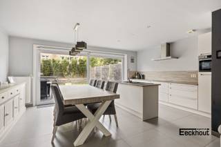 Op een bijzonder gunstige locatie, op de grens van Oostende en Bredene, vlakbij winkels, scholen en openbaar vervoer, bevindt zich deze recente rijwoning uit 2012.<br />De woning voldoet aan alle hedendaagse normen &amp; comfort: Het beschikt over een EPC-label A, de elektrische installatie is conform &amp; het huis is asbestvrij! Bovendien is de woning uitgerust met 18 zonnepanelen.<br />Indeling:<br />- gelijkvloers: inkomhal met plaats voor een vestiairekast, gastentoilet met lavabo, garage met sectionale poort, ruime woonkamer met open, geïnstalleerde keuken, bergruimte en mooie, zonnige tuin met terras;<br />- eerste verdieping: nachthal, één slaapkamer met aansluitende dressing (of babykamer), 2de en 3de slaapkamer, badkamer met lavabomeubel, ligbad, toilet en douche;<br />- zolderverdieping bereikbaar via uitschuifbare zoldertrap;<br />Ontdek deze unieke kans om eigentijds en energiezuinig te wonen zonder zorgen!